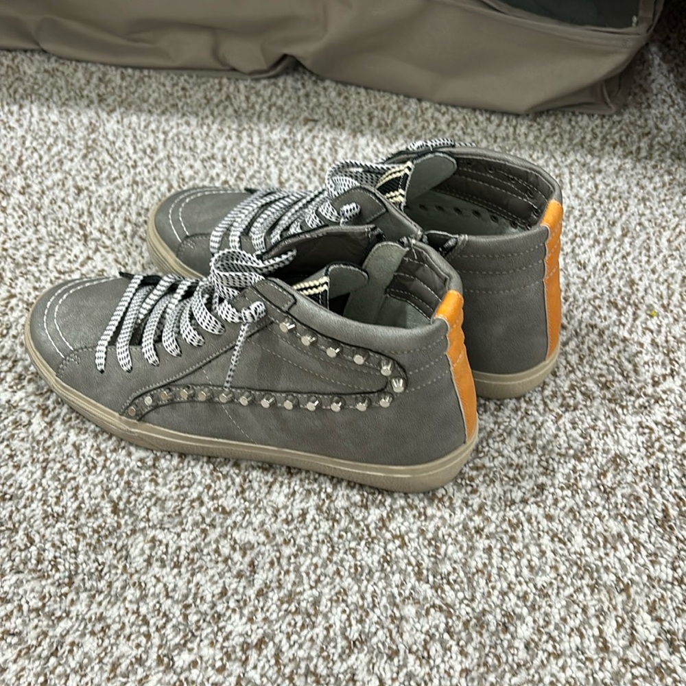 Excellent condition womens Shu shop 8.5